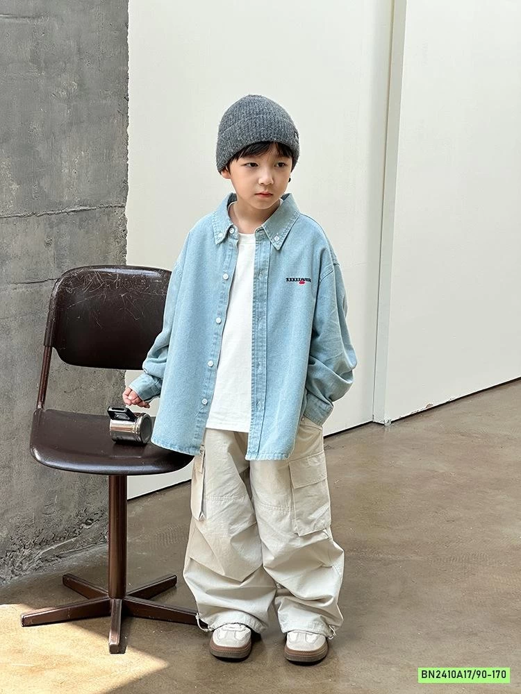 SƠ MI JEANS THÊU CHỮ 25G188 AMBB