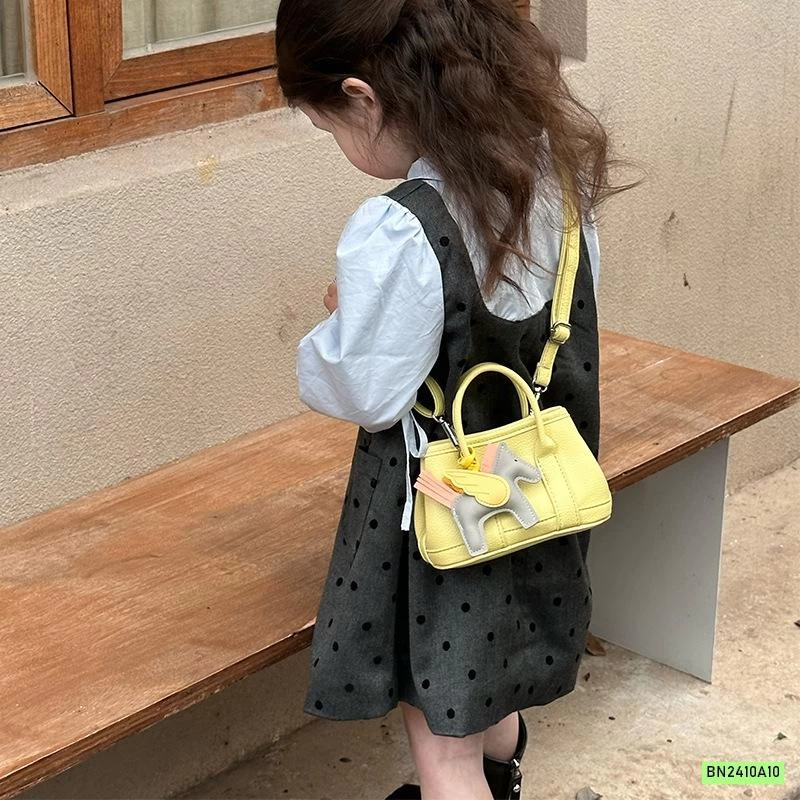 TÚI ĐEO CHÉO MINI KÈM MÓC KHÓA PONY