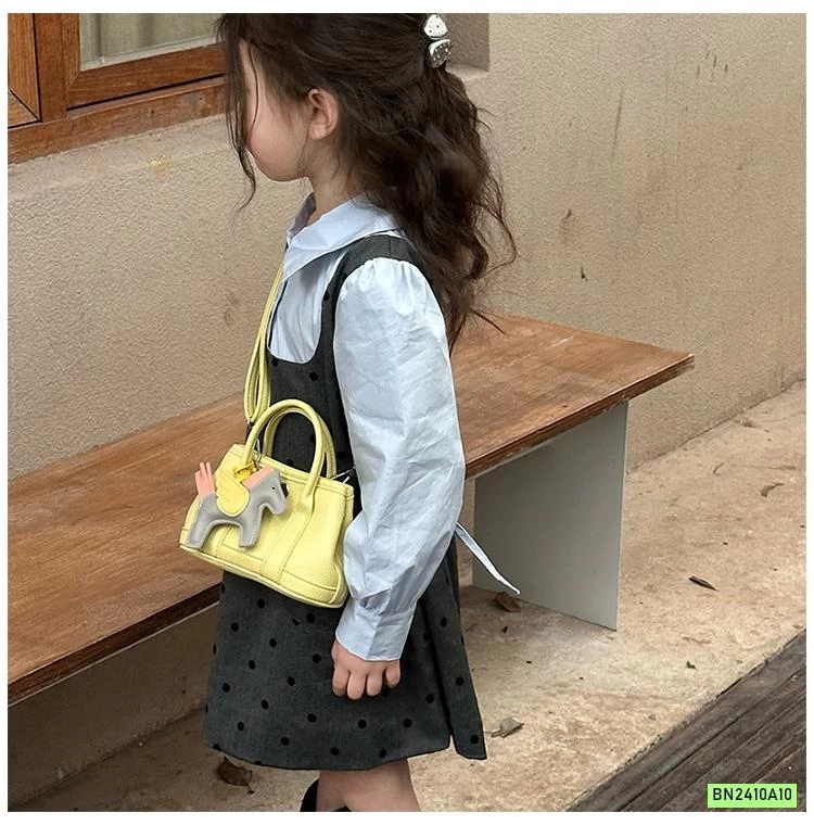 TÚI ĐEO CHÉO MINI KÈM MÓC KHÓA PONY