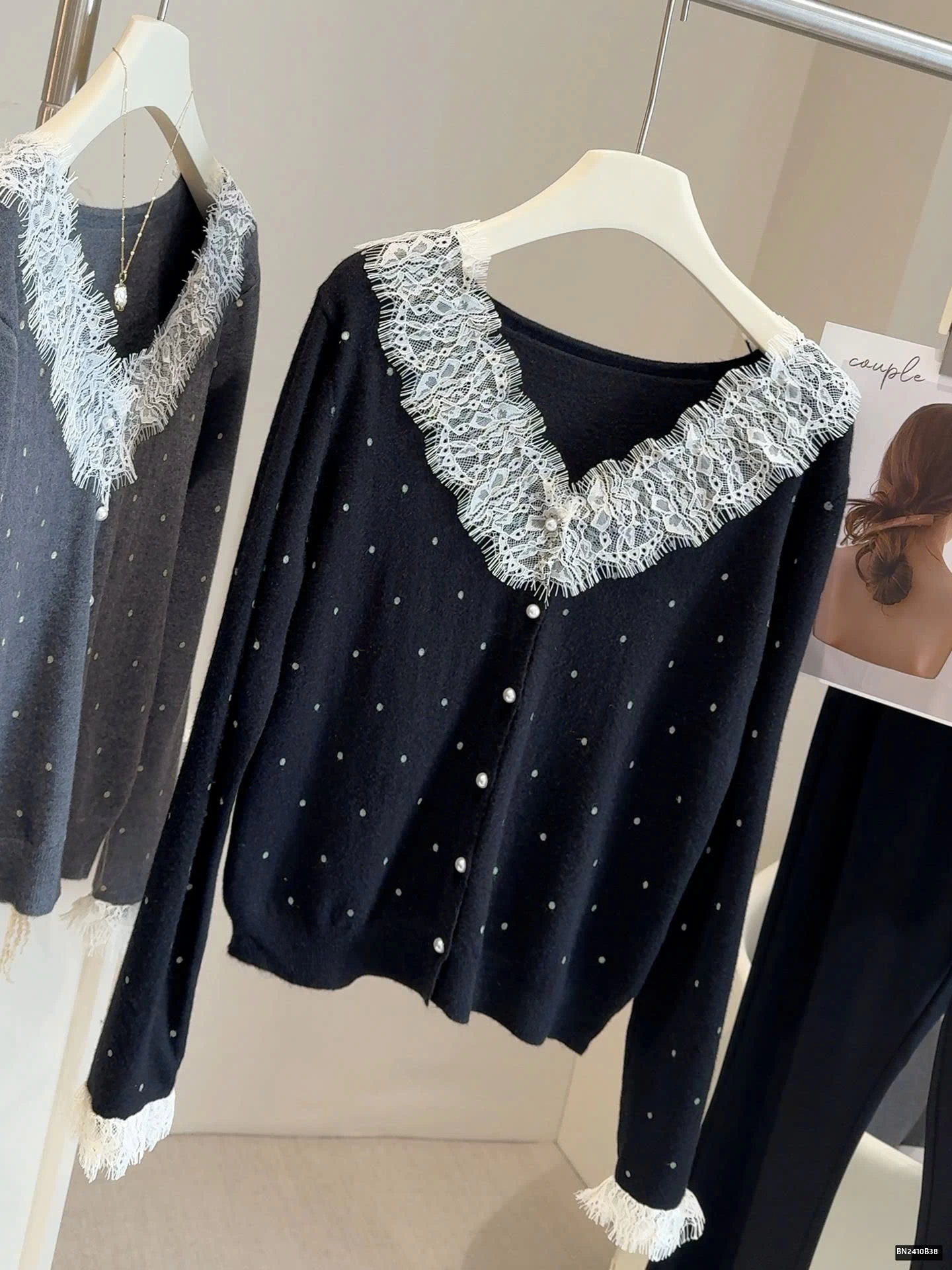 ÁO LEN CHẤM BI PHỔI REN