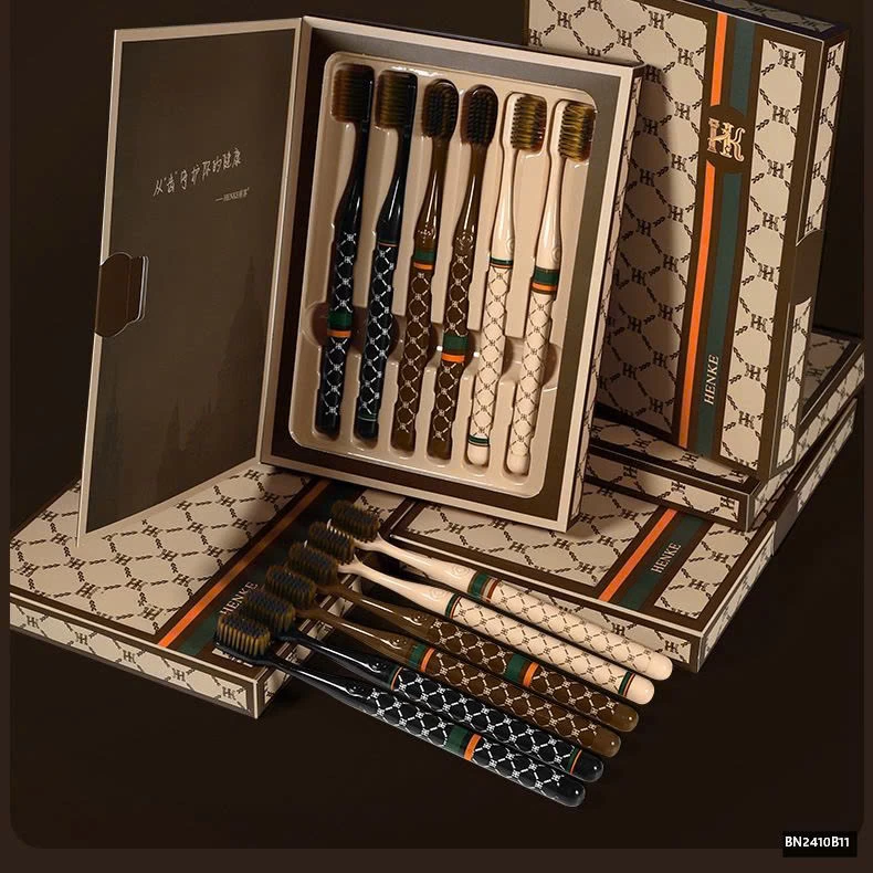 SÉT 12 BÀN CHẢI HỌA TIẾT G.U..CC...I