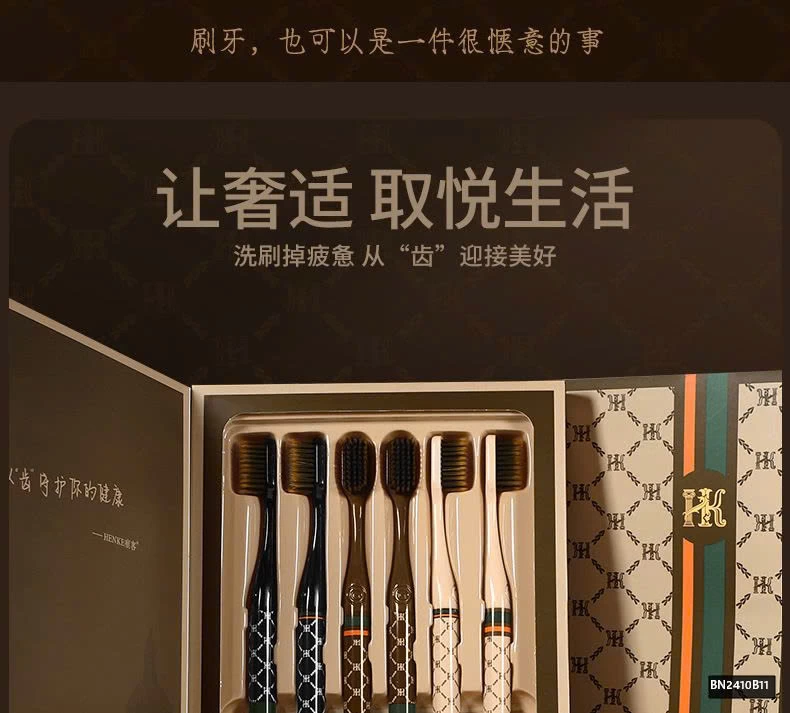 SÉT 12 BÀN CHẢI HỌA TIẾT G.U..CC...I