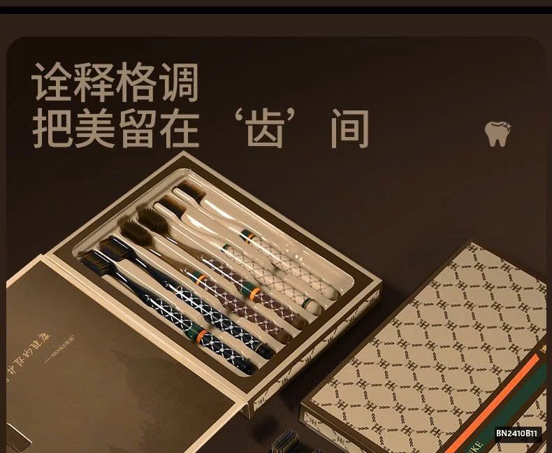 SÉT 12 BÀN CHẢI HỌA TIẾT G.U..CC...I