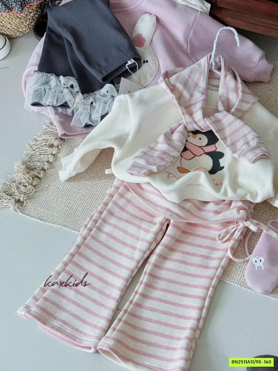 SÉT NỈ HỒNG QUẦN LOE KẺ