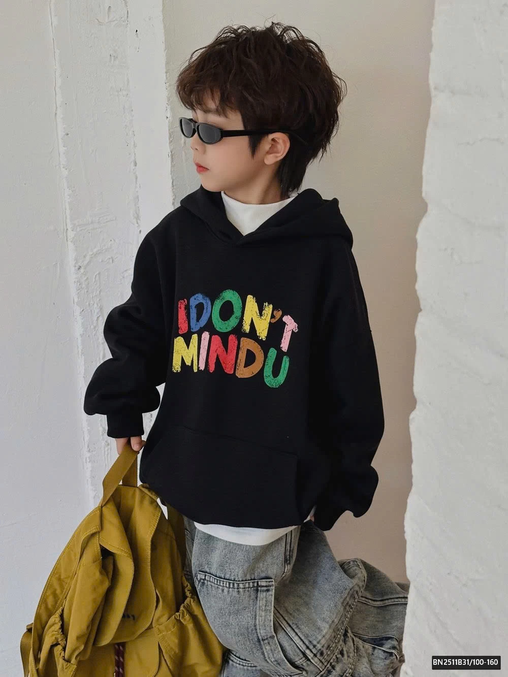 ÁO HOODIE ĐEN IN CHỮ SẮC MÀU