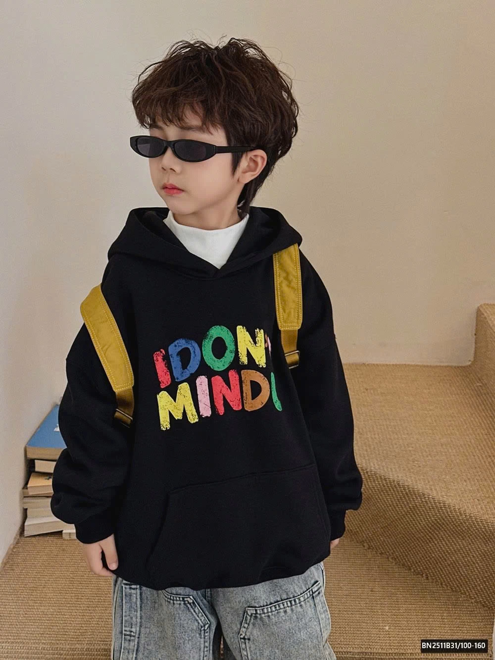 ÁO HOODIE ĐEN IN CHỮ SẮC MÀU