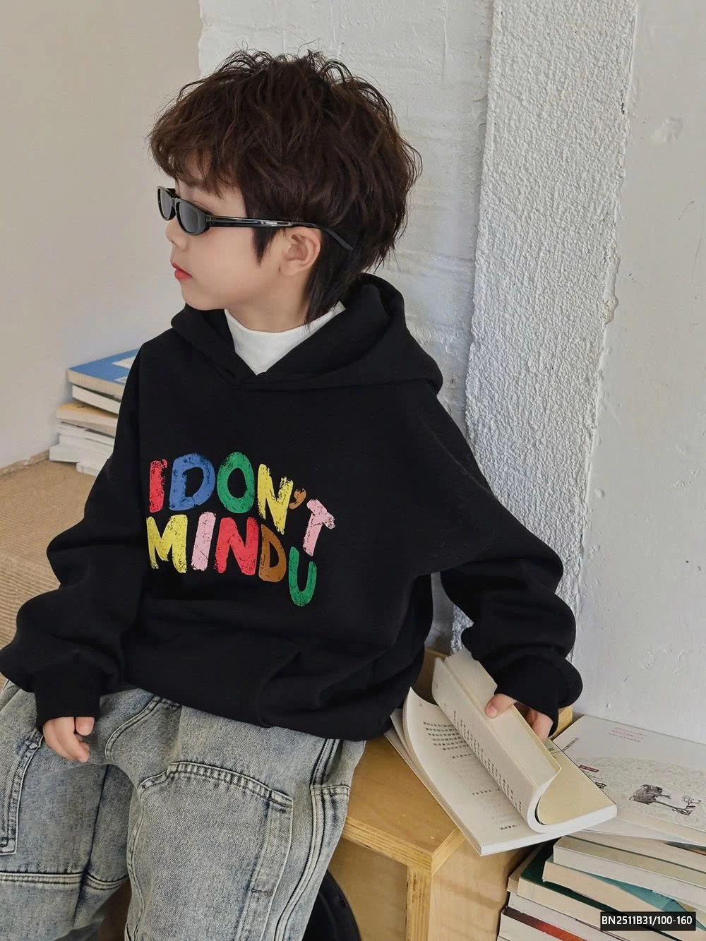 ÁO HOODIE ĐEN IN CHỮ SẮC MÀU