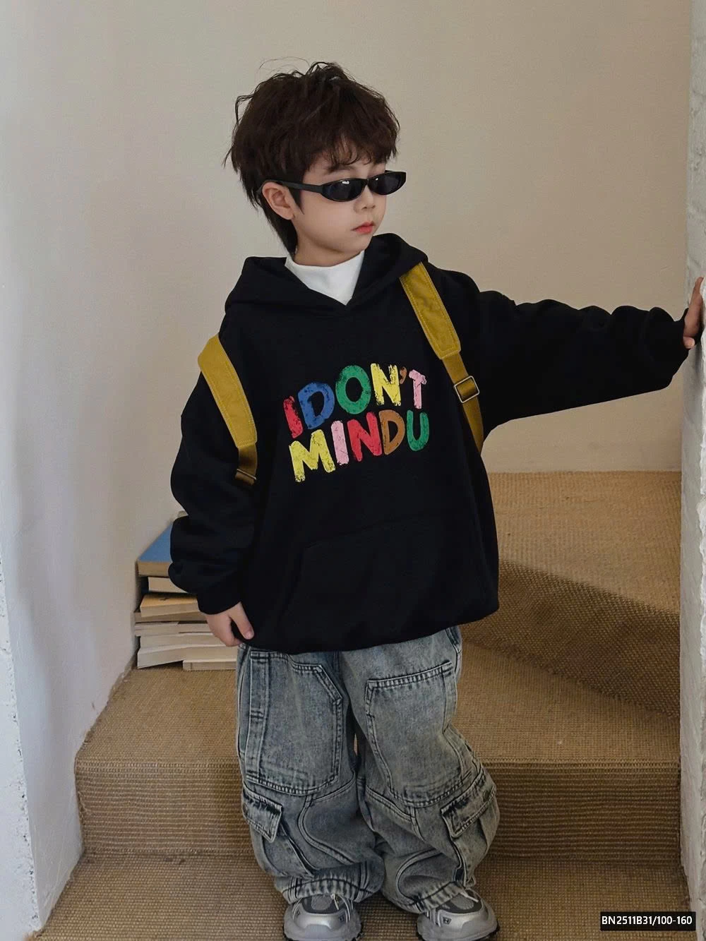 ÁO HOODIE ĐEN IN CHỮ SẮC MÀU