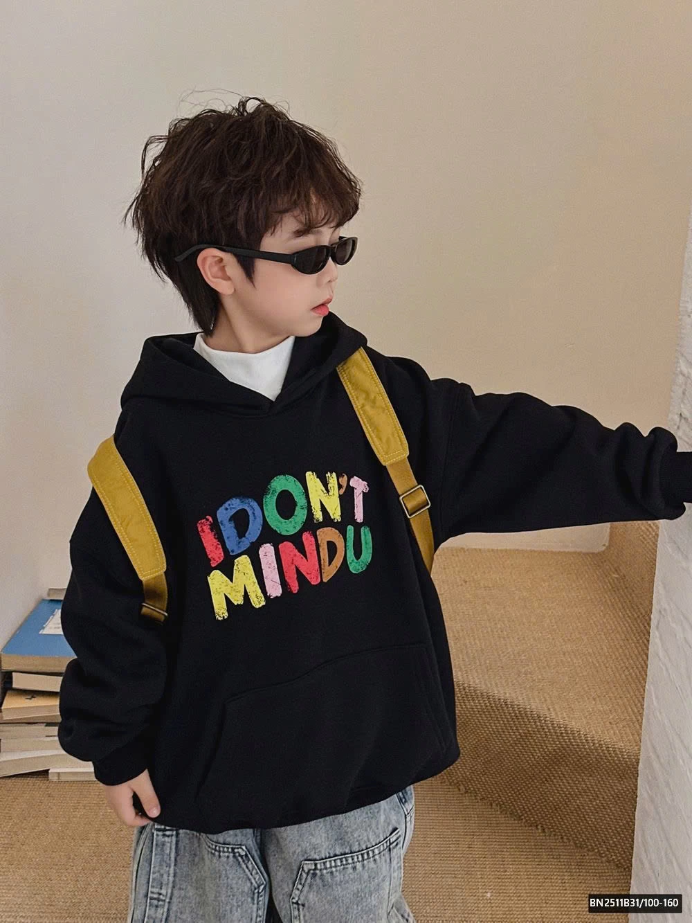 ÁO HOODIE ĐEN IN CHỮ SẮC MÀU