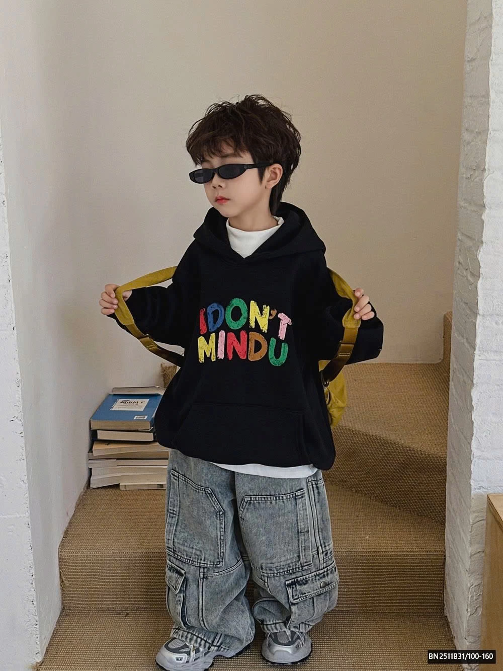 ÁO HOODIE ĐEN IN CHỮ SẮC MÀU