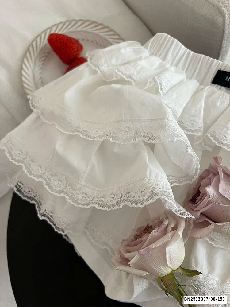 CHÂN VÁY REN TẦNG MIX ÁO THUN NƠ ĐỎ AMBB