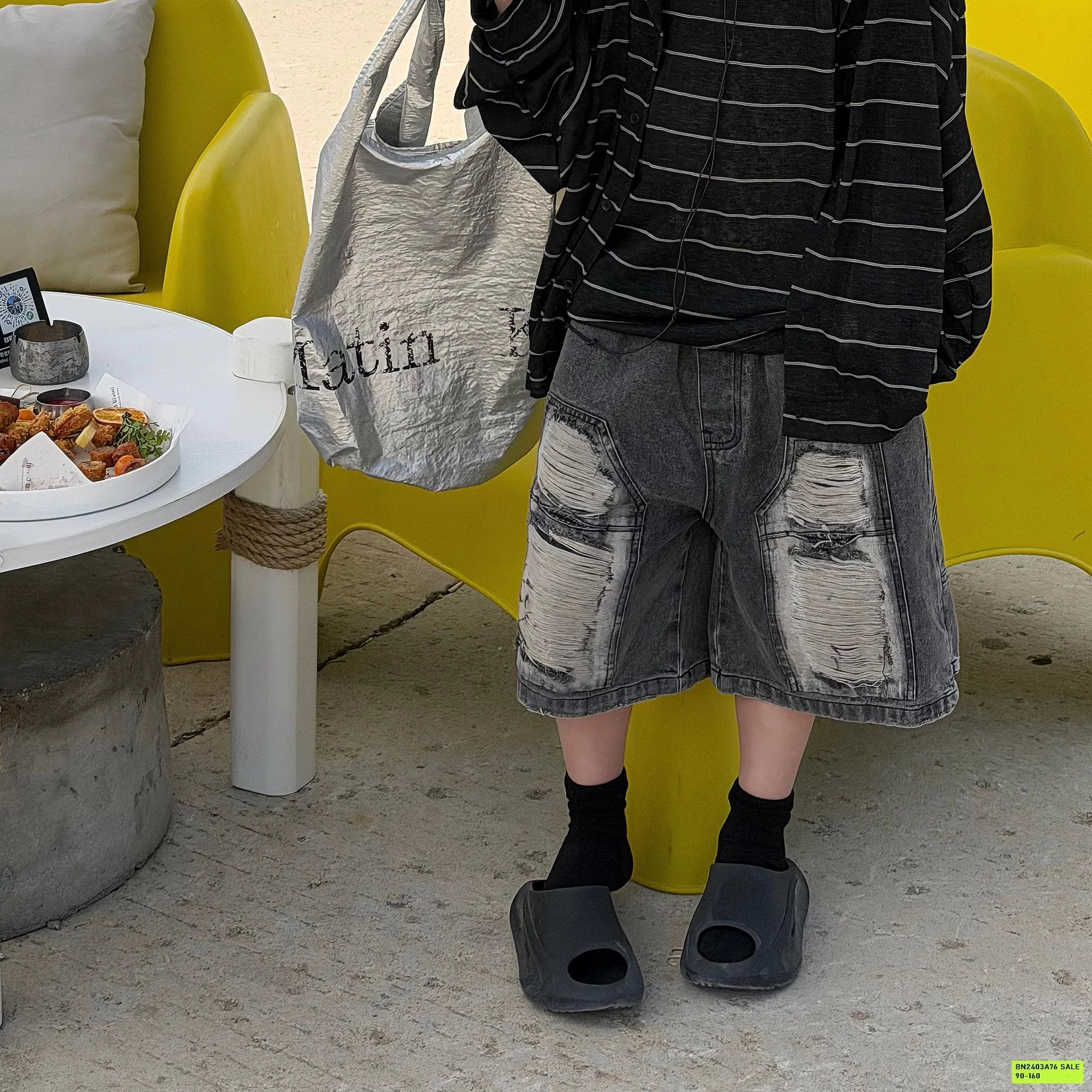 SHORT JEANS ĐEN RÁCH VÁ GỐI FANSHU