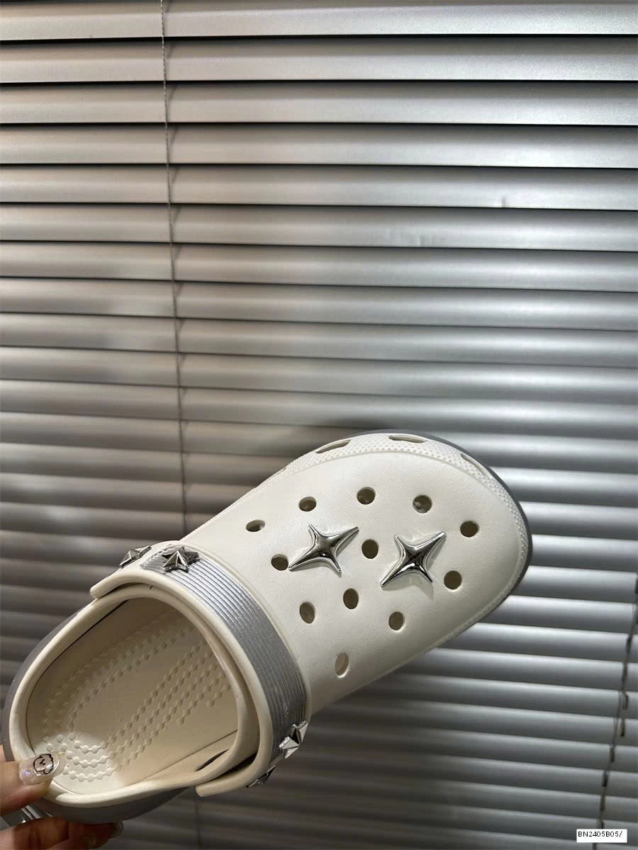 SỤC CROCS ĐẾ CAO ĐÍNH NGÔI SAO
