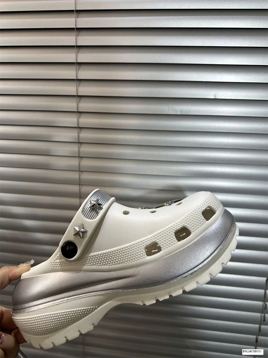 SỤC CROCS ĐẾ CAO ĐÍNH NGÔI SAO