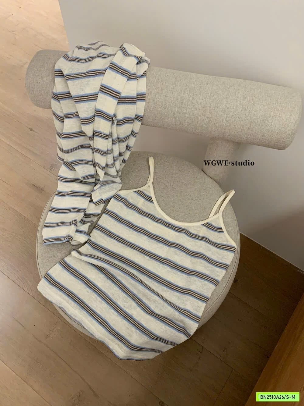 SÉT ÁO 2 DÂY + CARDIGAN KẺ WGWE6850