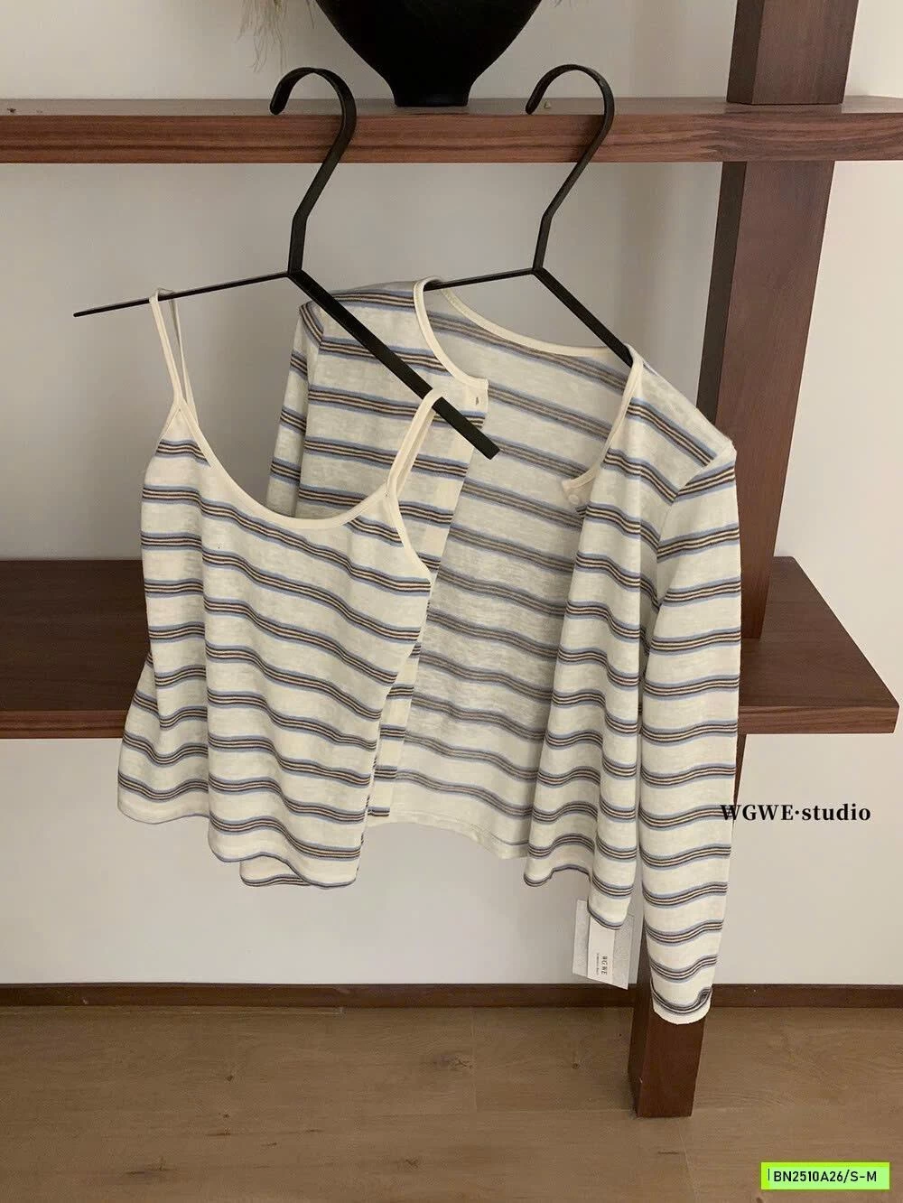 SÉT ÁO 2 DÂY + CARDIGAN KẺ WGWE6850