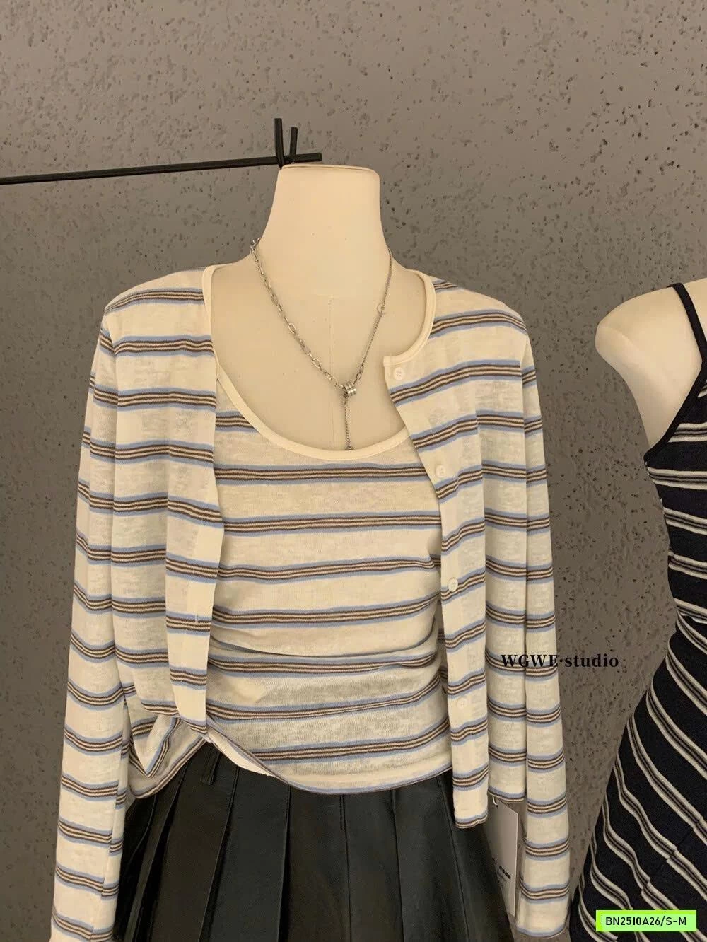 SÉT ÁO 2 DÂY + CARDIGAN KẺ WGWE6850