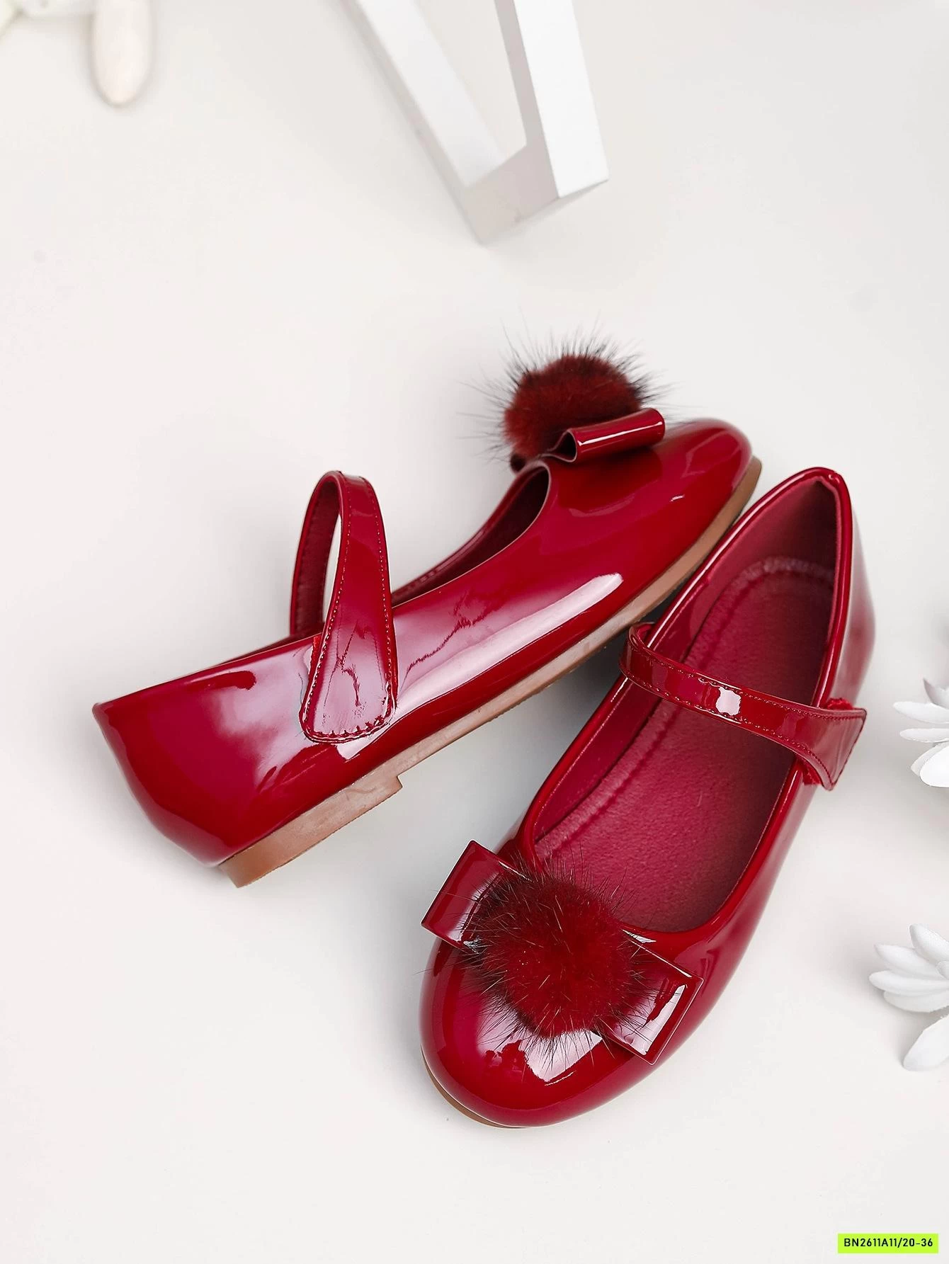 MOCA BÓNG ĐỎ GẮN BÔNG