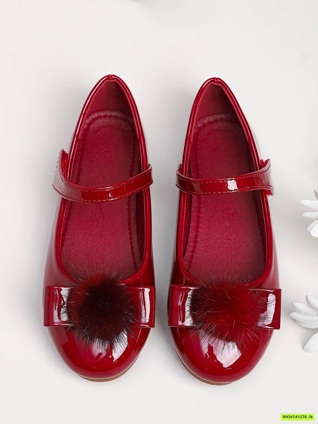 MOCA BÓNG ĐỎ GẮN BÔNG