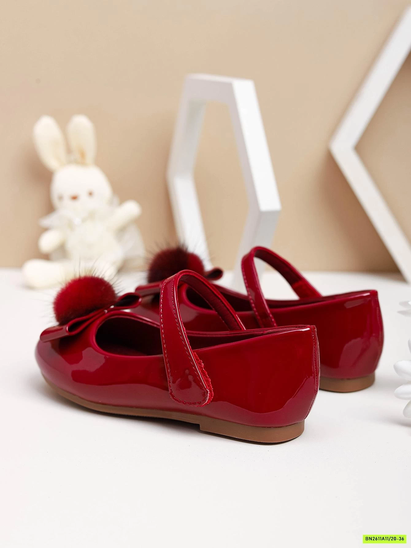 MOCA BÓNG ĐỎ GẮN BÔNG