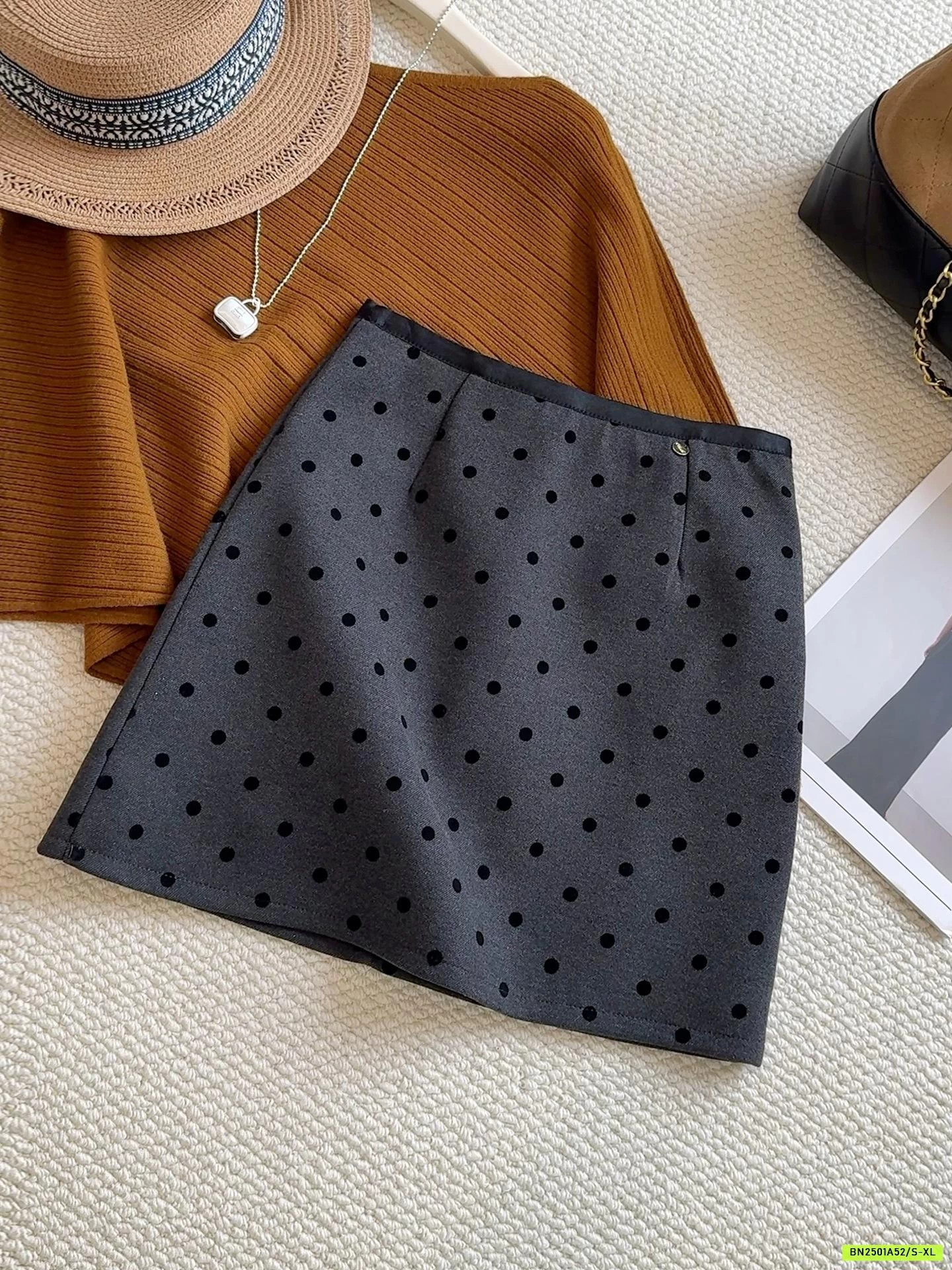 CHÂN VÁY BÚT CHÌ CHẤM BI KHÓA SAU ANNA