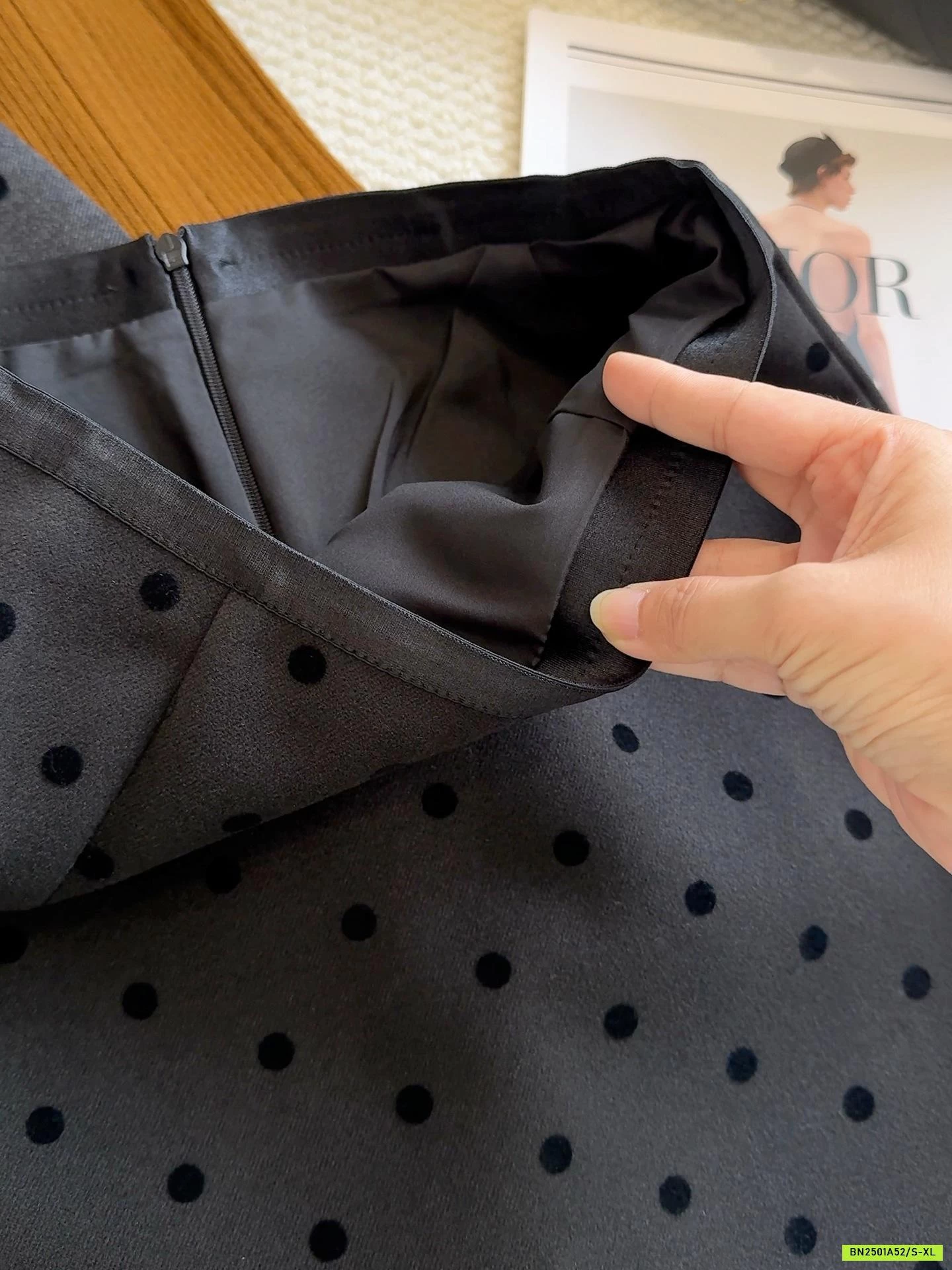 CHÂN VÁY BÚT CHÌ CHẤM BI KHÓA SAU ANNA