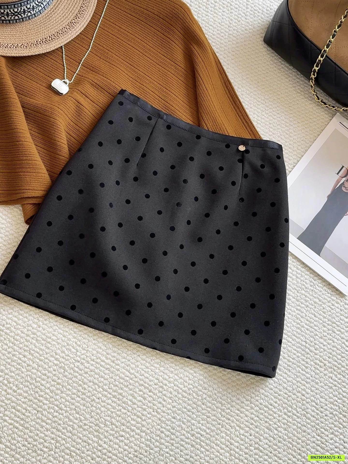 CHÂN VÁY BÚT CHÌ CHẤM BI KHÓA SAU ANNA