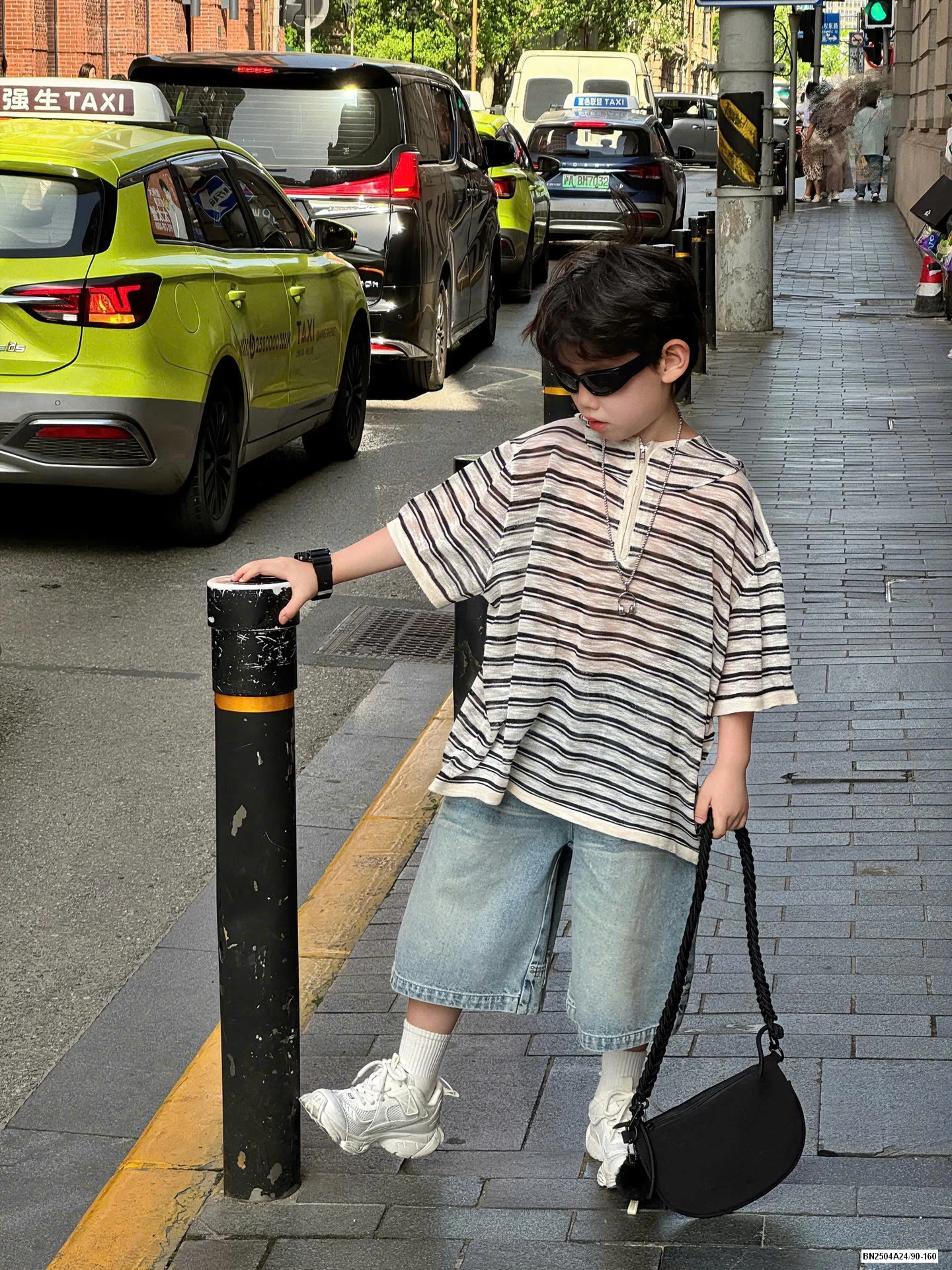 HOODIE XƯỚC KHÓA CỔ NGẮN TAY