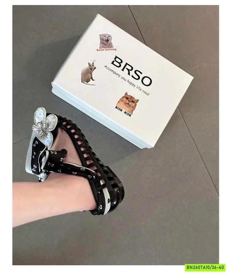 GIÀY NHỰA LỖ ĐÍNH HOA