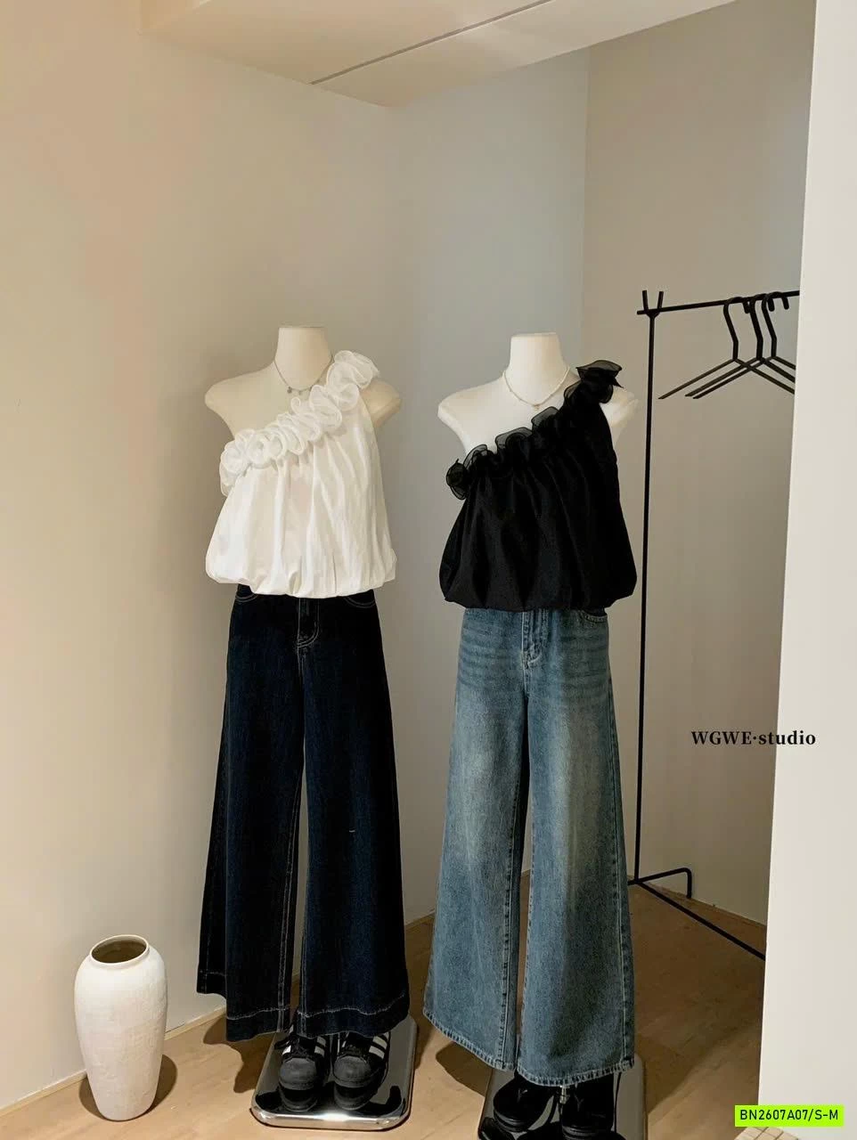 ÁO BÍ LỆCH VAI CỔ VIỀN BÈO WGWE