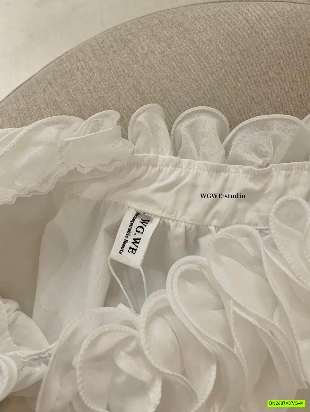 ÁO BÍ LỆCH VAI CỔ VIỀN BÈO WGWE