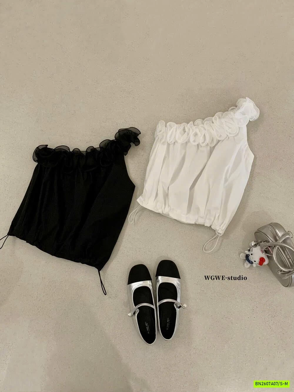 ÁO BÍ LỆCH VAI CỔ VIỀN BÈO WGWE