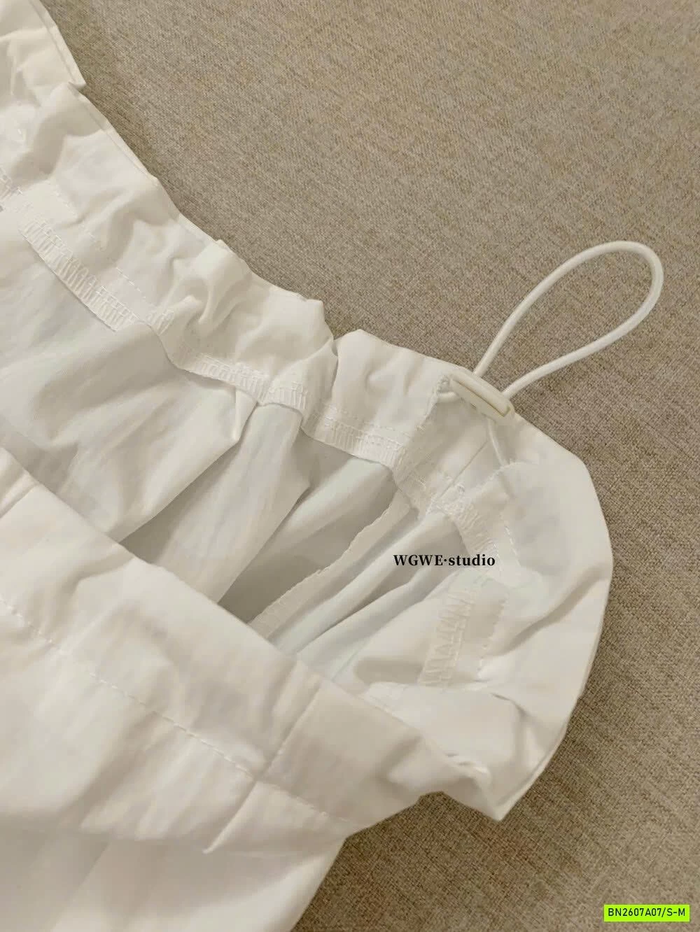 ÁO BÍ LỆCH VAI CỔ VIỀN BÈO WGWE