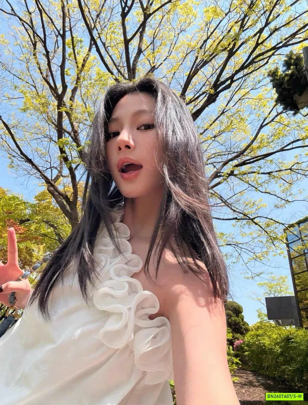 ÁO BÍ LỆCH VAI CỔ VIỀN BÈO WGWE