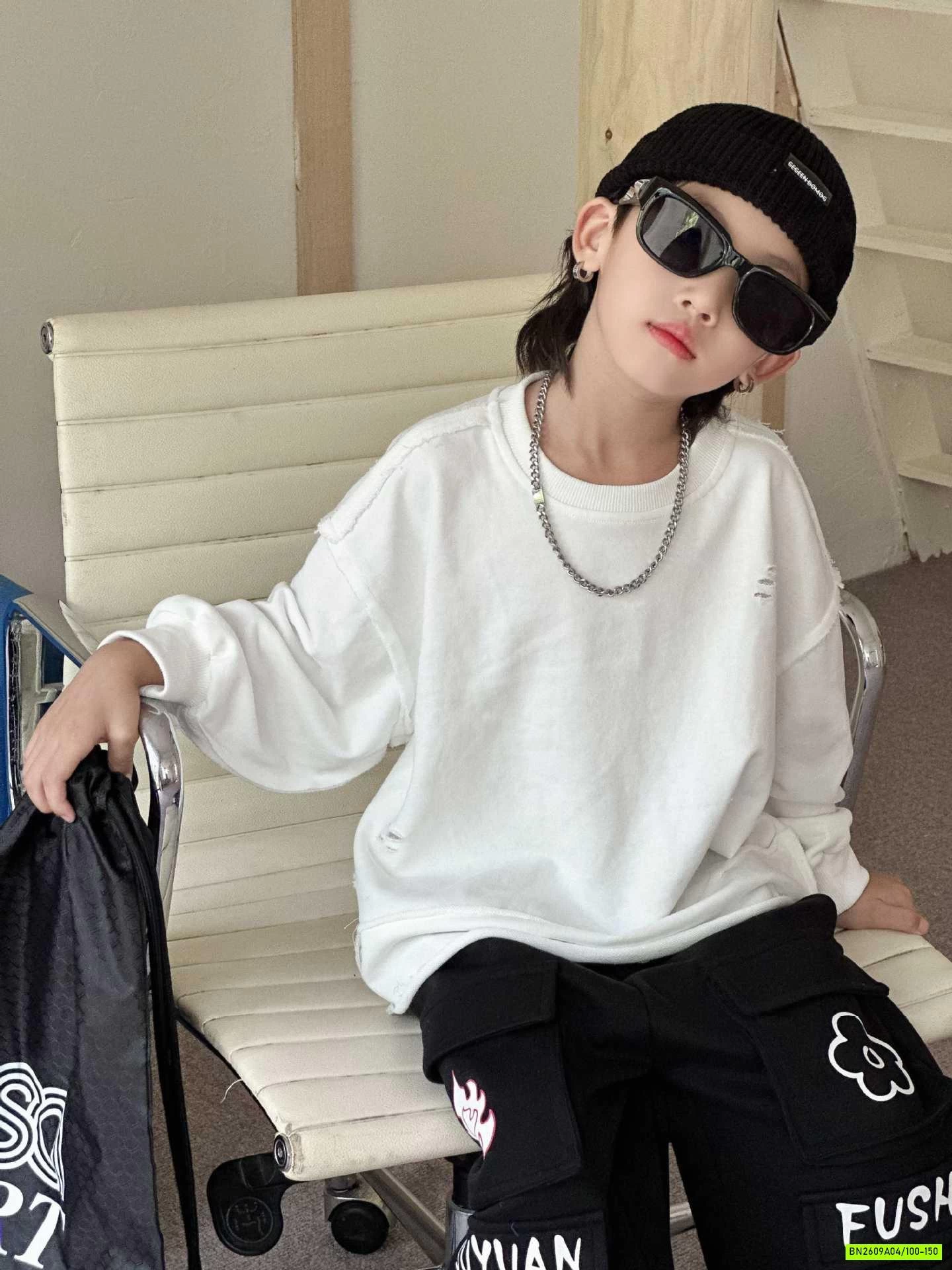 ÁO THUN RÁCH MIX QUẦN ĐEN CÁ TÍNH