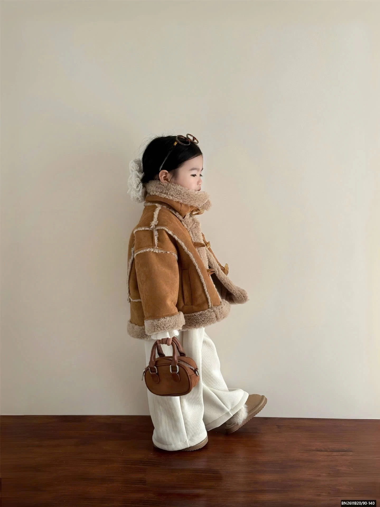 ÁO KHOÁC NÂU LÔNG CỪU MIX QUẦN NHUN TRẮNG