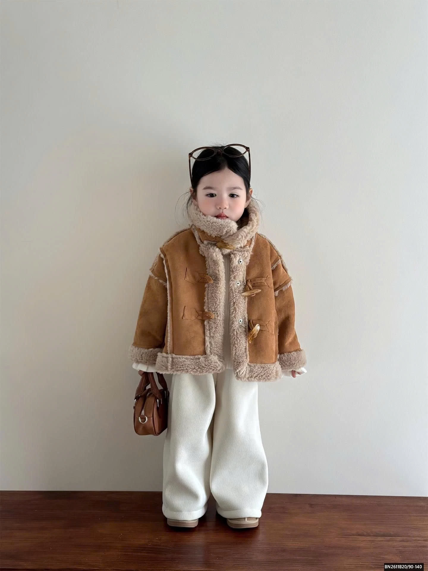 ÁO KHOÁC NÂU LÔNG CỪU MIX QUẦN NHUN TRẮNG