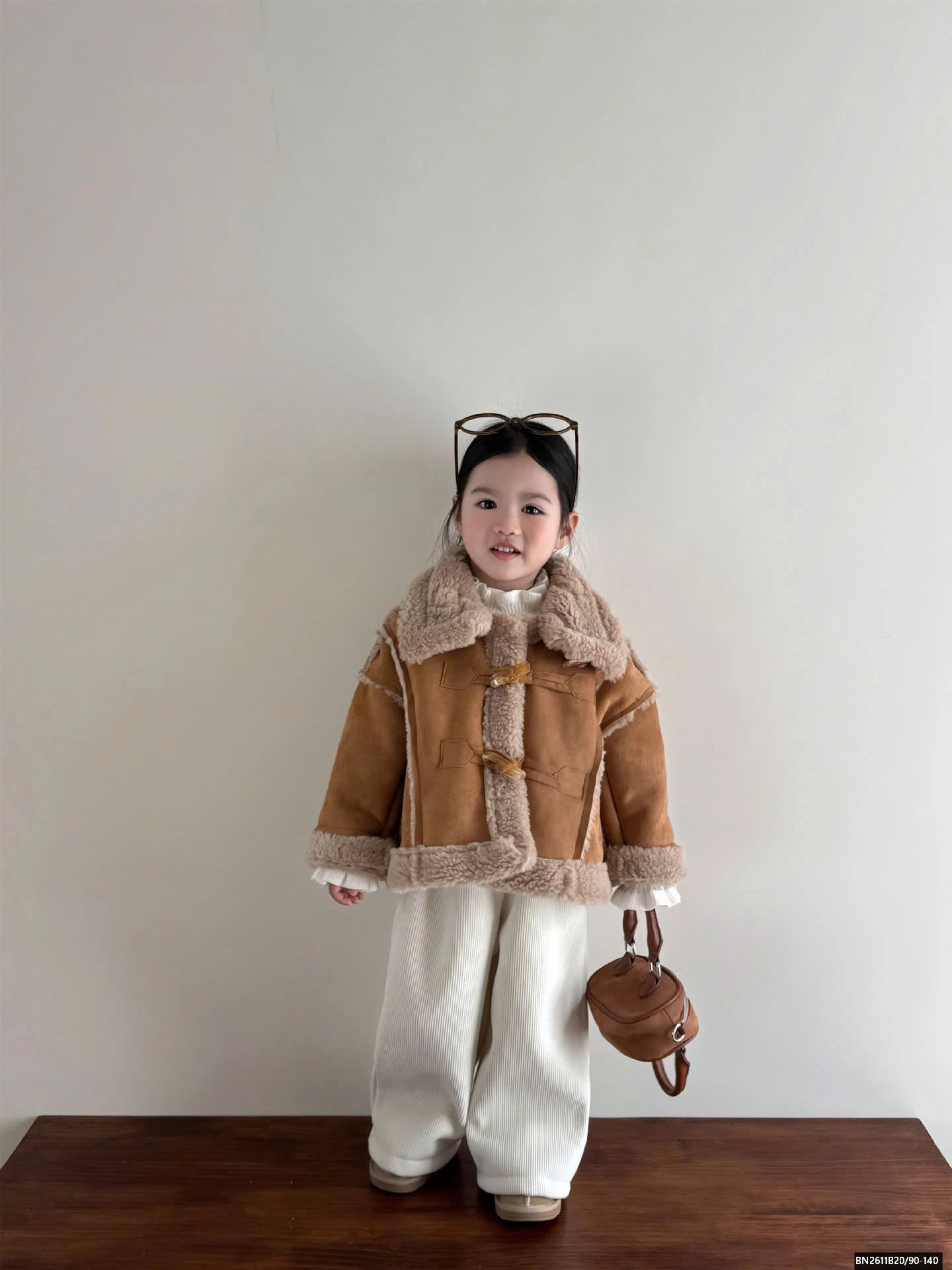 ÁO KHOÁC NÂU LÔNG CỪU MIX QUẦN NHUN TRẮNG