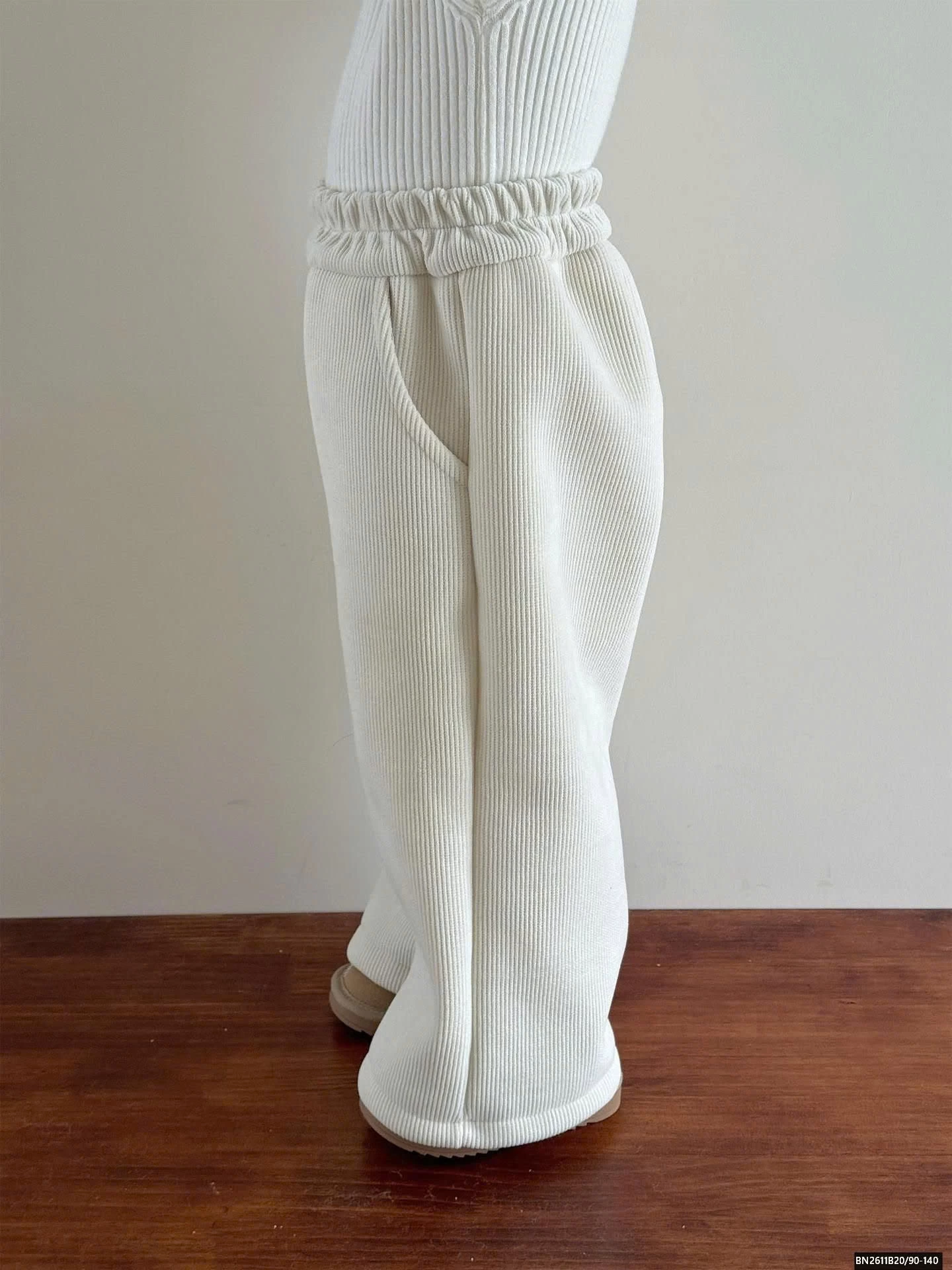 ÁO KHOÁC NÂU LÔNG CỪU MIX QUẦN NHUN TRẮNG