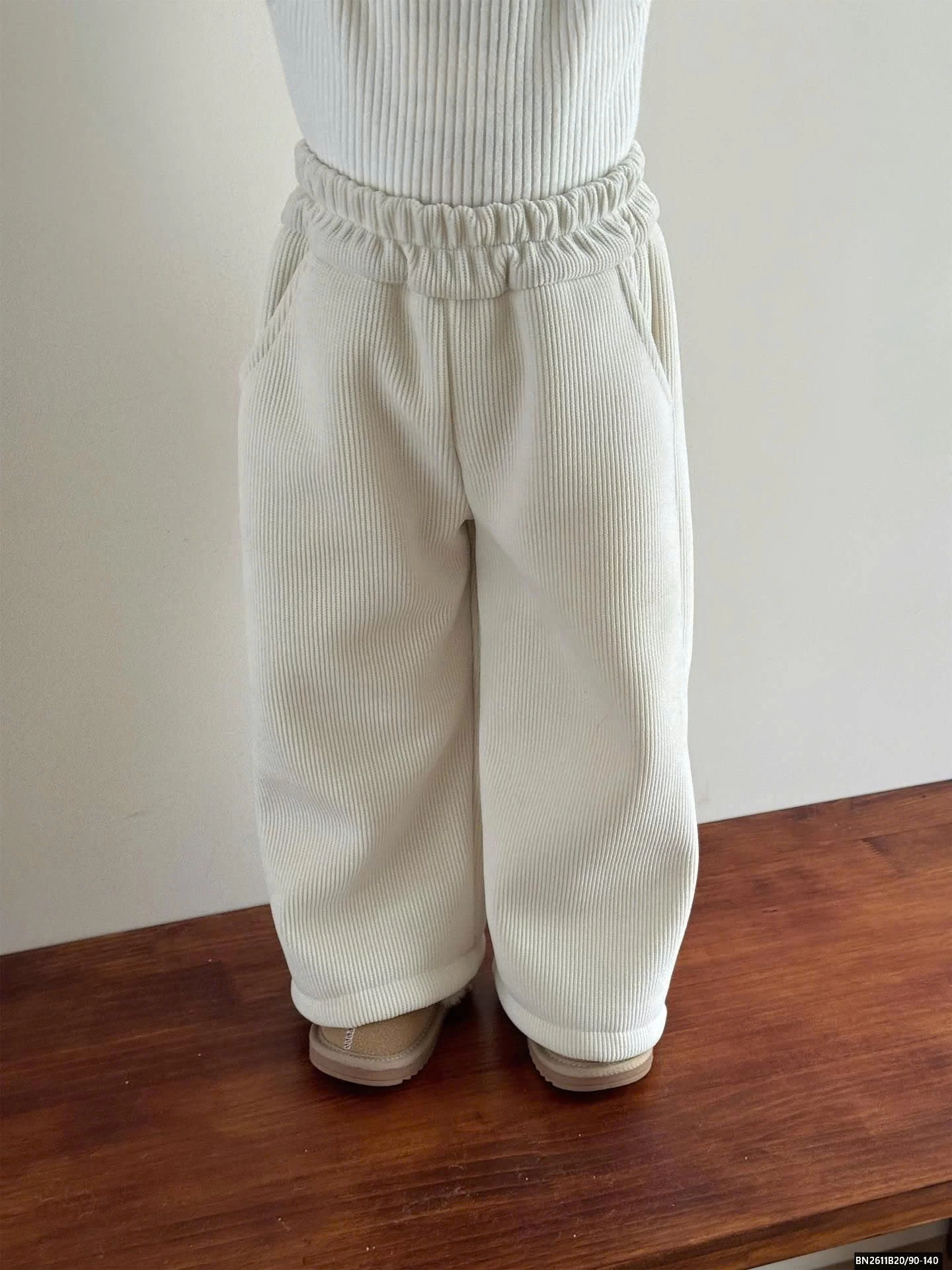 ÁO KHOÁC NÂU LÔNG CỪU MIX QUẦN NHUN TRẮNG