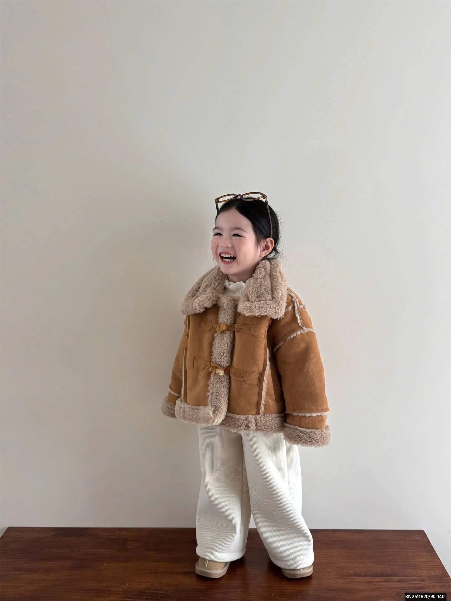 ÁO KHOÁC NÂU LÔNG CỪU MIX QUẦN NHUN TRẮNG