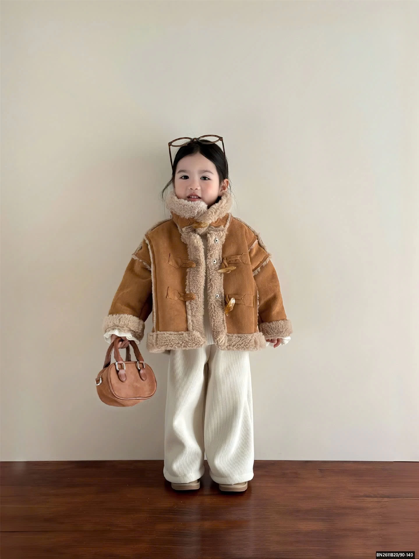 ÁO KHOÁC NÂU LÔNG CỪU MIX QUẦN NHUN TRẮNG