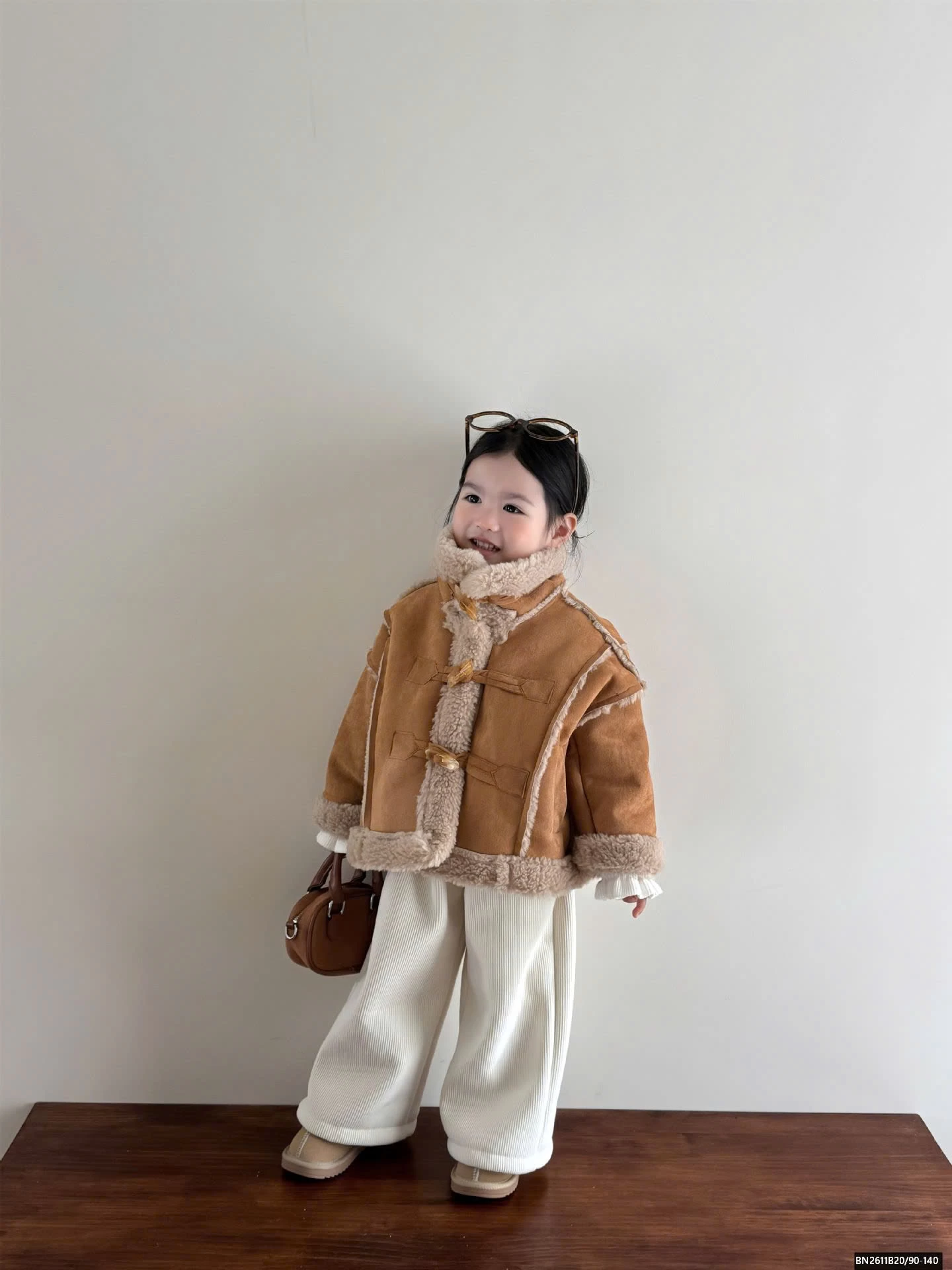 ÁO KHOÁC NÂU LÔNG CỪU MIX QUẦN NHUN TRẮNG