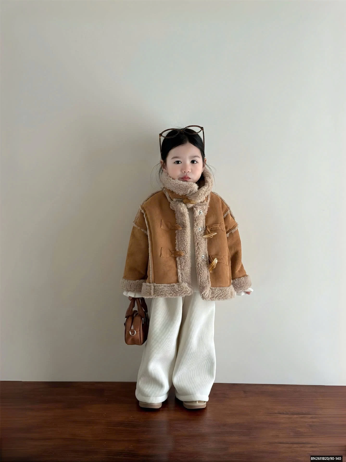 ÁO KHOÁC NÂU LÔNG CỪU MIX QUẦN NHUN TRẮNG