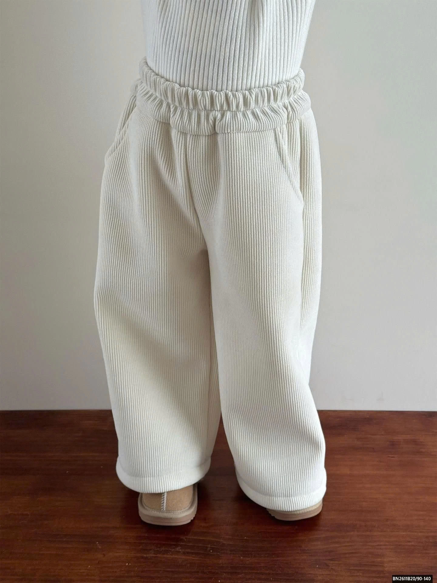 ÁO KHOÁC NÂU LÔNG CỪU MIX QUẦN NHUN TRẮNG