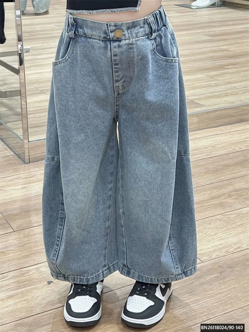 ÁO THUN VẠT CHÉO MIX QUẦN JEAN ỐNG RỘNG BẠC MÀU