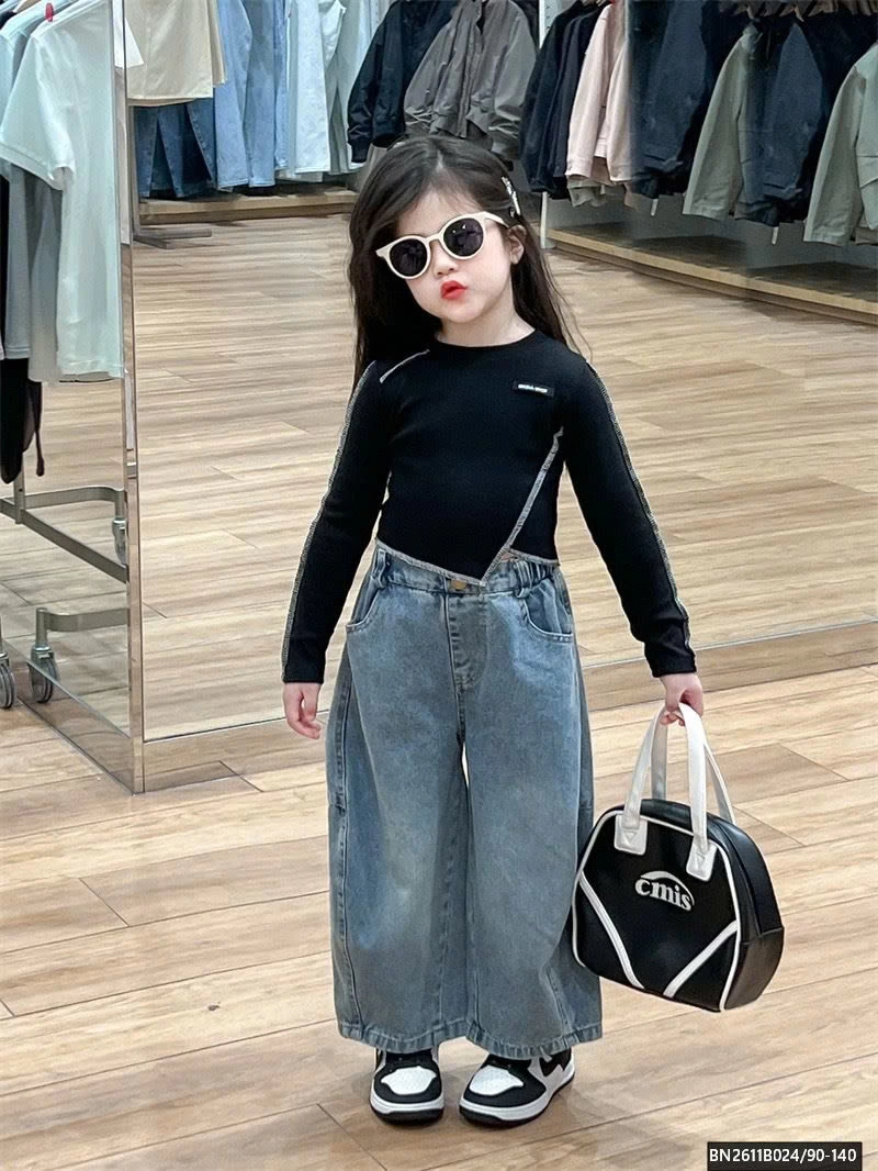 ÁO THUN VẠT CHÉO MIX QUẦN JEAN ỐNG RỘNG BẠC MÀU