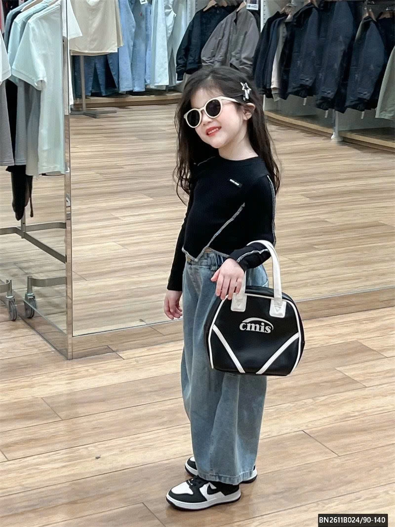 ÁO THUN VẠT CHÉO MIX QUẦN JEAN ỐNG RỘNG BẠC MÀU
