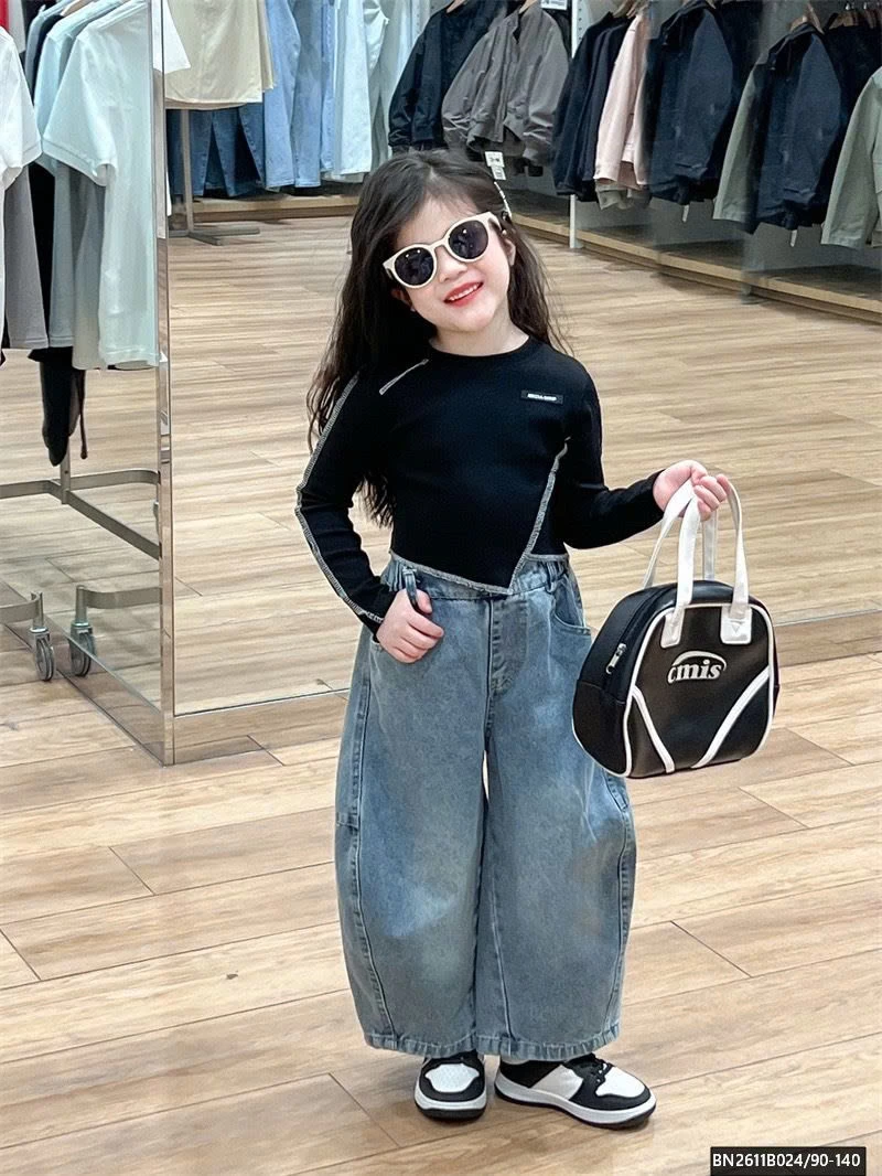 ÁO THUN VẠT CHÉO MIX QUẦN JEAN ỐNG RỘNG BẠC MÀU