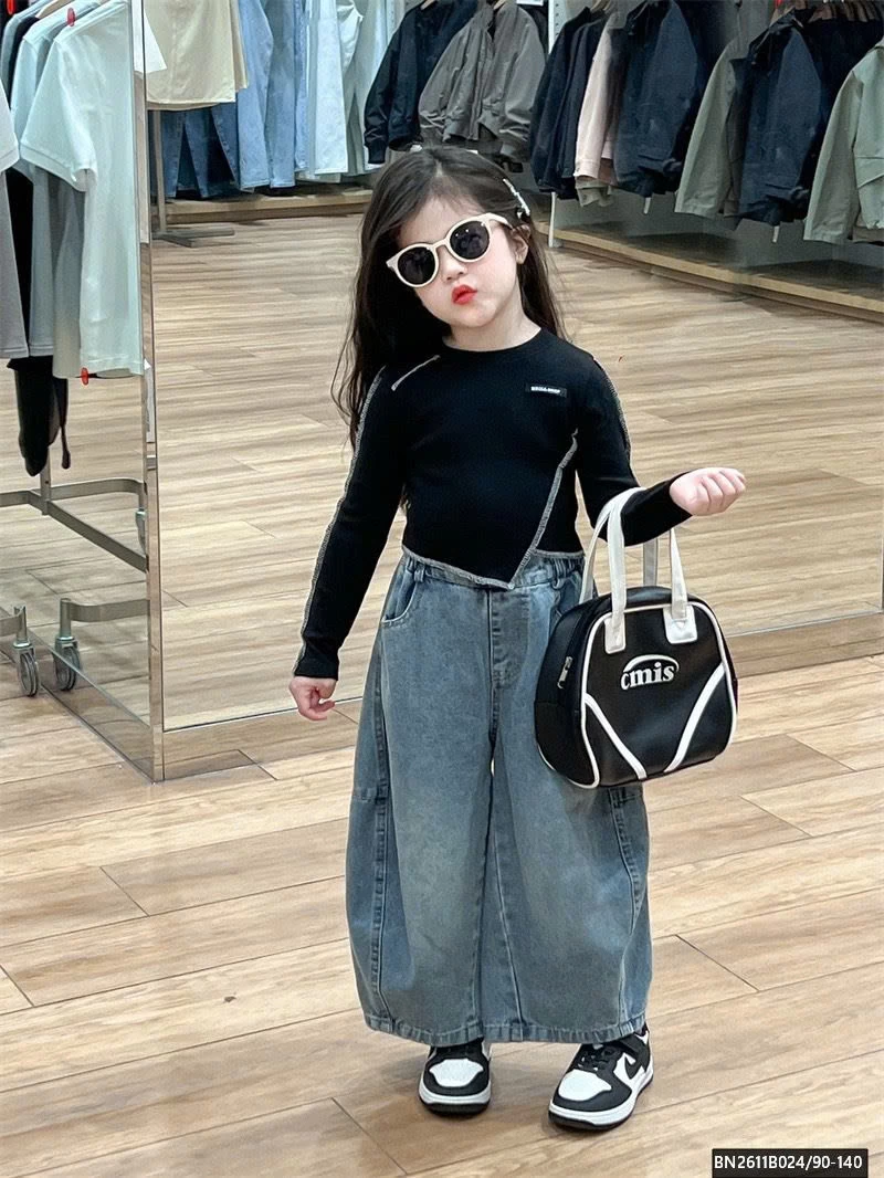 ÁO THUN VẠT CHÉO MIX QUẦN JEAN ỐNG RỘNG BẠC MÀU